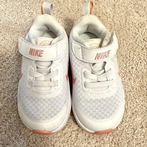 NIKE baby/toddler girl size 6